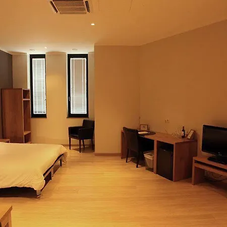 Boardhousing *